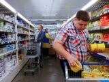 Россиянам предложили позволить употребление продуктов в магазинах до оплаты на кассе — Финансы Mail.ru